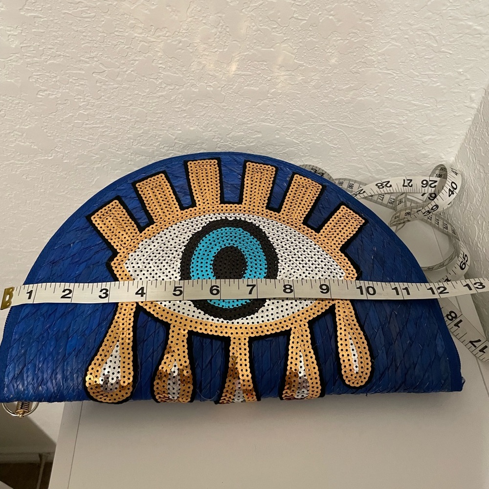 Artisanal eye clutch